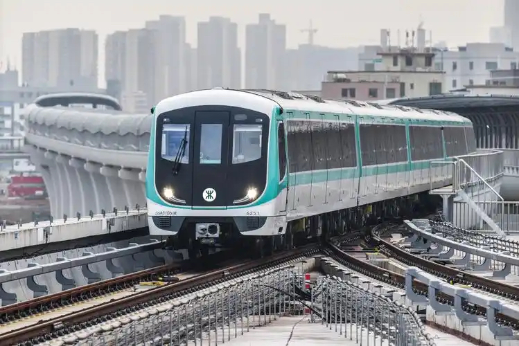 UPS電源租賃，數(shù)據(jù)中心與通信行業(yè)的靈活供電解決方案